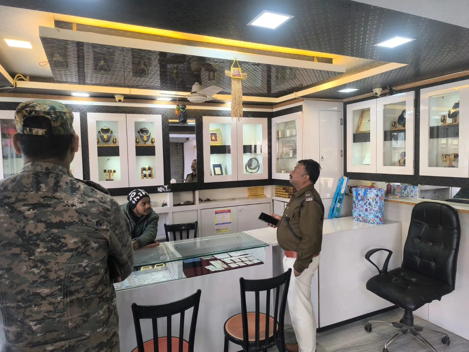 कोडरमा में आभूषण दुकानों और बैंकों का सुरक्षा ऑडिट तेज, एसपी अनुदीप सिंह के निर्देश पर विशेष अभियान | zjharkhand News | Bhaiyajii News