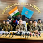 मिशन चौक पर चलती कार में लगी आग, स्थानीय लोगों की सतर्कता से टला बड़ा हादसा | Jharkhand News | Bhaiyajii News