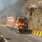 गेटलसूद के पास नयनसोसो गांव में बड़ा सड़क हादसा: गिट्टी से भरे ट्रक ने स्विफ्ट डिजायर को मारी टक्कर, चालक फरार | Jharkhand News | Bhaiyajii News