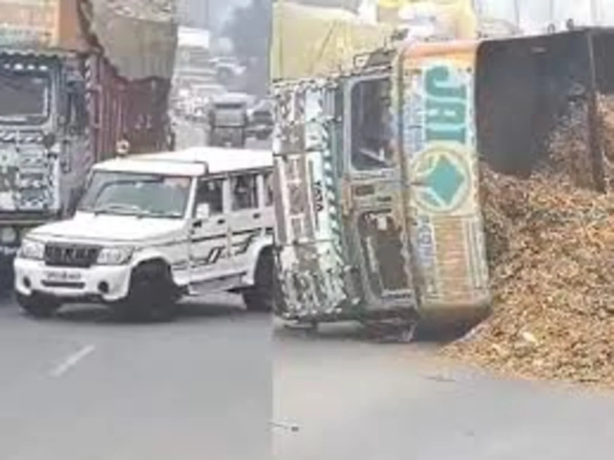 गेटलसूद के पास नयनसोसो गांव में बड़ा सड़क हादसा गिट्टी से भरे ट्रक ने स्विफ्ट डिजायर को मारी टक्कर, चालक फरार| Jharkhand News | Bhaiyajii News